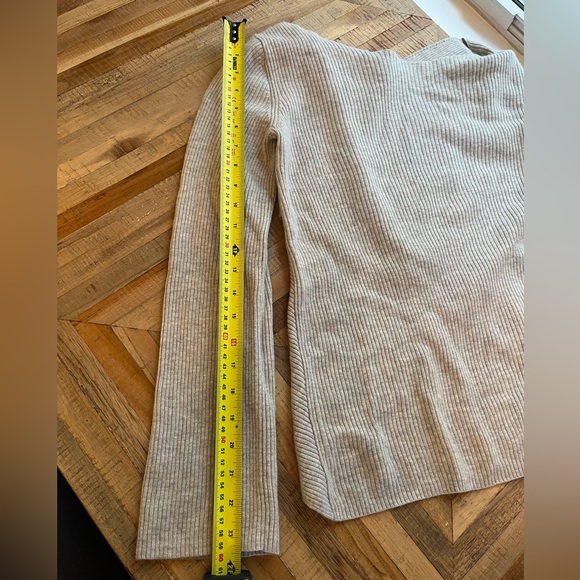 Gorgeous Aritzia Babaton Kitano Sweater Oatmeal Medium with Cross Back Detail - Picture 13 of 15